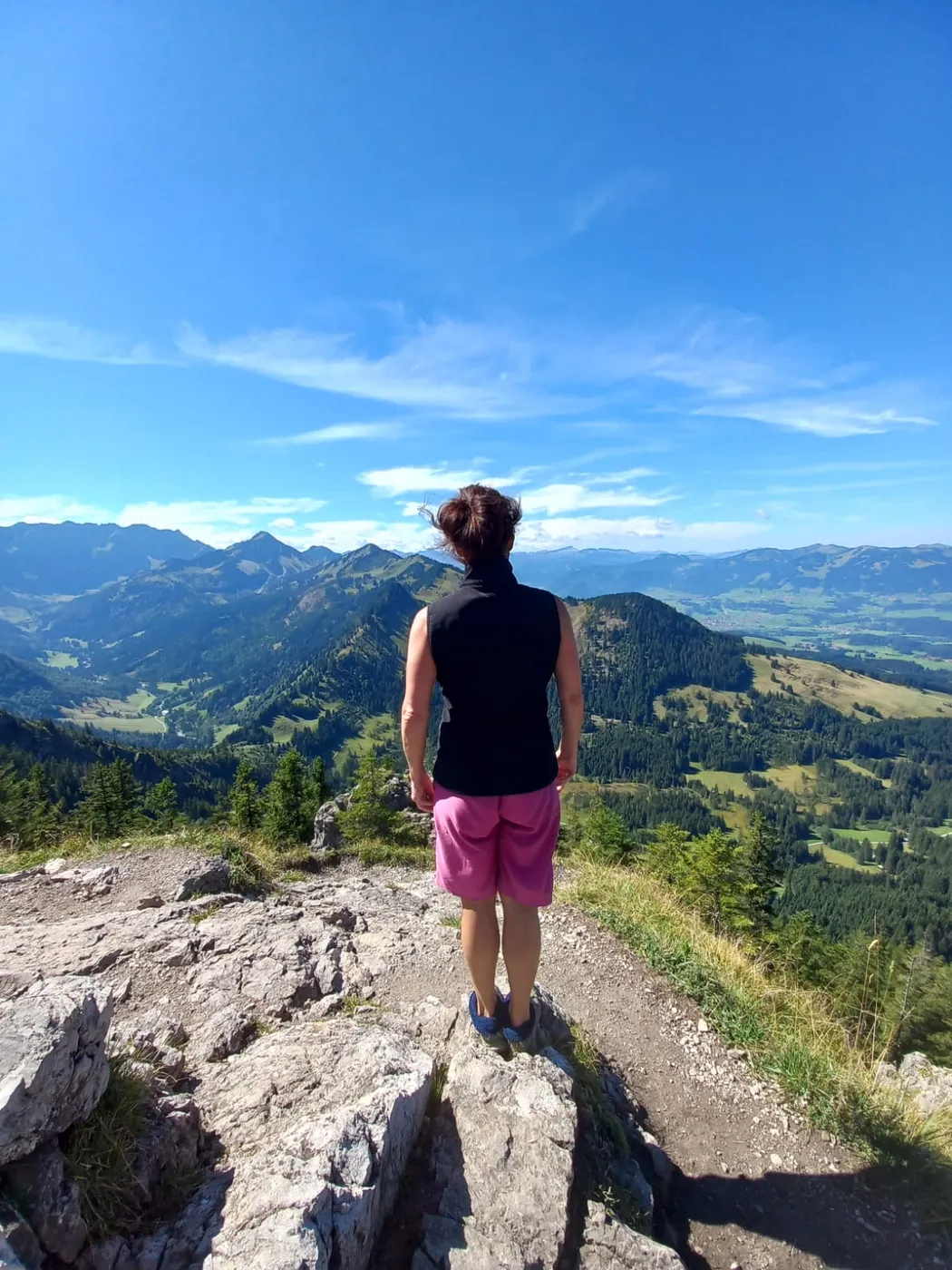 Wanderin am Gipfel des Imberger Horns mit Blick über das Ostrachtal