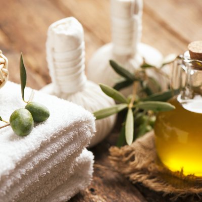 Entspannte Wellness-Atmosphäre mit Becken, Natur und Beauty-Angeboten in schöner Umgebung.